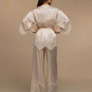 Elegante Bata Larga de Satén para Mujer con Ribete de Encaje, Manga Larga, Suave, 100% Seda, Cierre con Cordón, Ropa de Dormir para Primavera - Product Image 3