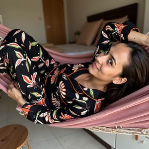 Pyjama pour femme en viscose soyeuse à manches longues Supreme Luxe avec pantalon élastique et imprimé glamour pour la nuit ou le salon Noir - Product Image 3