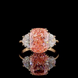 Anillo Clásico de Moissanita Rosa de 5ct con Corte Cojín, Certificado IGI, Oro Rosa de 18K, Anillo de Compromiso de Tres Piedras en Oro Rosa - Product Image 3