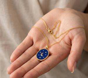 Collier Céleste Tendance en Laiton Fait Main avec Gravures Lune et Étoile, Émail Bleu Nautique, Revêtement Anti-ternissement, Chaîne Réglable - Product Image 3