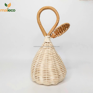 Hochet en rotin naturel fait à la main en forme de poire avec un design unique Jouet musical en osier tissé pour enfants - Product Image 1