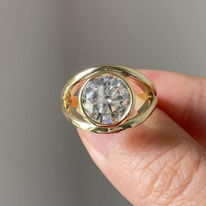 Anillo de compromiso de moissanita con bisel dividido de 10 mm, plata de ley 925, minimalista, para boda, aniversario, regalo para dama de honor - Product Image 1