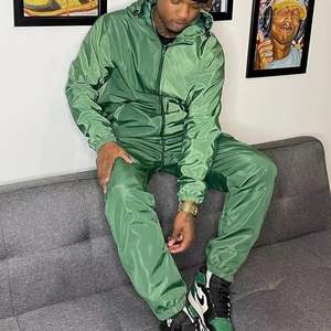 Conjunto Deportivo para Hombre con Capucha, Impermeable y Cortavientos, Personalizable en Color, Conjunto de Chándal de Nailon para Uso en Exteriores, Exclusivo para Hombres - Product Image 1