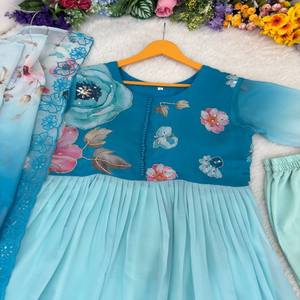 Conjunto de Vestido Georgette VASTRA COTTAGE con Mangas Bordadas a Mano, Pantalón y Dupatta de Seda Taby con Estampado Digital y Borde de Lentejuelas - Product Image 5