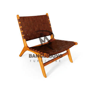 Fauteuil lounge moderne de style mid-century avec structure en teck et assise/dossier en cuir PU rembourré pour hôtels, villas, restaurants - Product Image 1