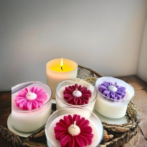 Bougie en verre en forme de marguerite - Bougie artistique en cire de soja, aromathérapie, parfumée, écologique, faite maison, décoration intérieure, fabriquée en Inde - Product Image 1