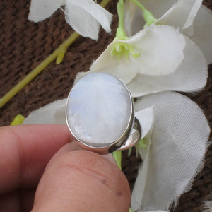 Bague en Pierre de Lune Arc-en-ciel Naturelle, Argent Sterling 925, Bijou Artisanal Fait Main, Bague en Pierre de Lune Feu Bleu pour Femme - Product Image 1