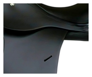 Silla de montar inglesa de cuero negro para doma y salto con estructura de madera y herrajes de latón, logotipo personalizado - Product Image 3