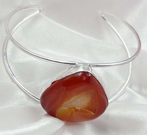 Bracelet manchette large réglable Lusterelics en agate orange naturelle drusée, style bohème chrétien, plaqué argent, double fil, forme goutte d'eau - Product Image 2