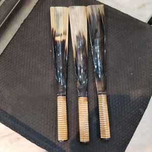 Cuchara para zapatos artesanal de cuerno de buey con mango de hueso, herramienta de vestimenta natural premium a precio económico - Product Image 1