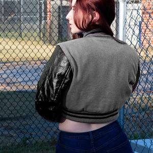 Chaqueta Corta Estilo Universitaria para Mujer, Color Gris y Negro, Estilo Bomber, Mangas de Cuero Sintético, Ropa Exterior Informal, Moda Femenina - Product Image 4