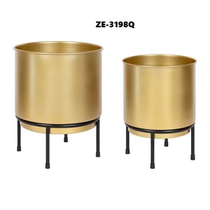 Pot de fleurs doré avec support noir, pot rond surélevé pour la décoration moderne de la maison, salon, entrée et présentations botaniques intérieures - Product Image 5