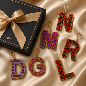 Breloque de sac personnalisée faite à la main avec perles alphabet, porte-clés en perles de rocaille avec initiale personnalisée, breloque de sac à main - Product Image 5