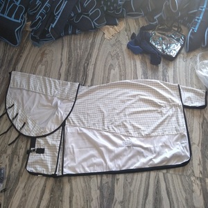 Fabricante de mantas para caballos con exterior de tela Oxford resistente y tejido de malla para equitación, Equine Riding House, Kanpur, India. - Product Image 3