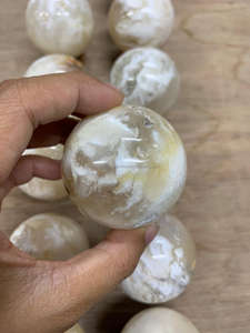 Piedras Preciosas Naturales de Pluma Blanca de Indonesia de Alta Calidad al por Mayor, Forma Esférica, Cristal Curativo Artesanal de 5 cm - Product Image 4