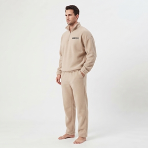Conjunto Deportivo de Invierno para Hombre, Personalizable con Logotipo, Chaqueta con Cuello Alto y Cierre de Cremallera, Felpa Sherpa, Corte Holgado, Hombros Caídos, Sudadera con Capucha y Pantalones Jogger - Product Image 2