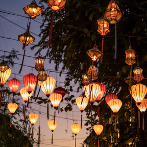 Lanterne en soie faite à la main, élégante lampe suspendue décorative pour mariage, événement, décoration intérieure et éclairage d'ambiance de luxe - Product Image 2