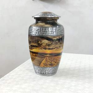 Urne funéraire en aluminium avec un motif de dessert, utilisée pour conserver les cendres commémoratives de notre bien-aimé, disponible chez HHO. - Product Image 1