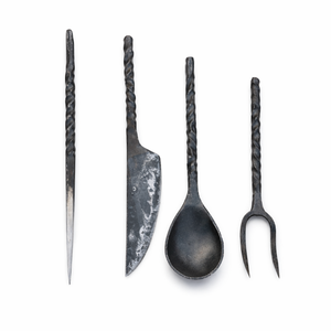 ชุดช้อนส้อมเหล็กกล้าคาร์บอนทำมือ ด้ามจับสีดำ ทรงตรง สำหรับโต๊ะอาหาร ผลิตด้วยมือ สไตล์วินเทจยุคกลาง อุตสาหกรรม รับผลิตแบบ OEM ODM - Product Image 1