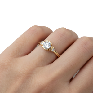 Bague de fiançailles en or massif 18 carats avec moissanite, sertie demi-cerclée, solitaire, diamant de laboratoire rond et baguette, trois pierres, style minimaliste, pour mariée - Product Image 5