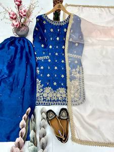Exclusivo Traje Tradicional de Seda Pesada con Bordado de Secuencia Codificada y Dupatta de Encaje Elegante - Product Image 3