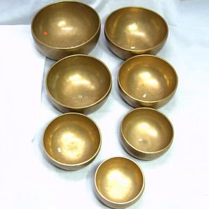 Juego de 7 Cuencos Tibetanos de Aluminio Chapados en Oro, Libres de Metales, para Yoga Budista, Artesanía Religiosa, Sonido de Chakras y Meditación - Product Image 1