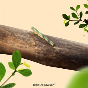 Pince à cravate pour homme en agate verte Feng Shui plaquée or 18 carats – KCVDAXL001 |   Collection Tinh Vu |   Fabriqué au Vietnam - Product Image 5