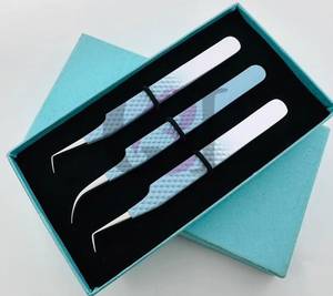 Pince à épiler de précision en acier inoxydable 90/Courbe/bleu ciel, finition poudrée/lisse, pointe en fibre, avec motif ours en peluche découpé - Product Image 1