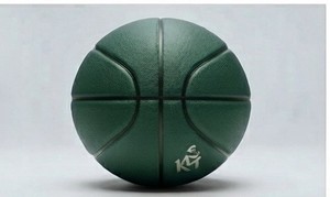 Ballon de basketball KLTW INT'L taille 7 avec logo K1, revêtement en cuir blanc et beige, durable, pour entraînement en salle - Product Image 2