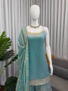 Kurti et palazzo brodés, style mariage et fêtes, avec dupatta fantaisie et décorations. - Product Image 4