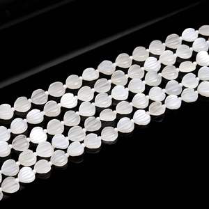 Cuentas de Piedra Lunar Blanca Natural Talladas en Forma de Corazón de 10-11 mm, Cuentas de Piedras Preciosas Talladas a Mano para Joyería, Cuentas de Piedra Lunar Natural de 8 Pulgadas - Product Image 2
