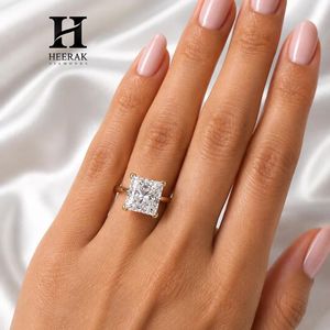 แหวนเพชรทรงเจ้าหญิงแบบคลาสสิก เพชรเพาะเลี้ยงในห้องปฏิบัติการ ทองคำ 14K 18K สีเหลือง แหวนเพชรเม็ดเดี่ยวแบบสี่ขา ทรงสี่เหลี่ยมเพชรเจียระไนแบบเหลี่ยม - Product Image 1