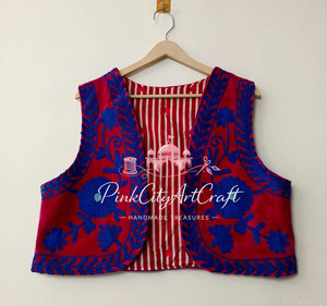 เสื้อแจ็คเก็ตกำมะหยี่ปักลายสำหรับผู้หญิง สีน้ำเงินรอยัล ลายดอกไม้ปักมือ เสื้อกั๊กสีแดง ปักลายแบบดั้งเดิมสไตล์ราชสถาน โบโฮ ชรุง โคติ - Product Image 3