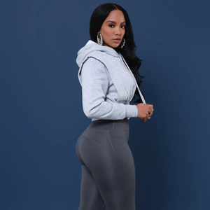Sweat-shirt à capuche court gris pour femme, à épaules tombantes, manches longues, couleur unie, tricoté, respirant, vêtement de sport, collection automne - Product Image 5