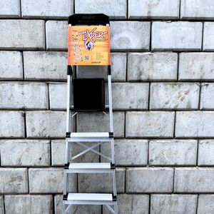 Échelle compacte en aluminium avec marches larges pour une meilleure stabilité. - Product Image 1