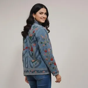 Chaqueta Azul de Algodón para Mujer con Bordado Floral en la Espalda, Diseño Bohemio Étnico - Product Image 5