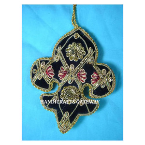 Ornements au design unique pour Noël, magnifiques artisanats, forme personnalisable avec broderie dorée Zari et travail perlé. - Product Image 1