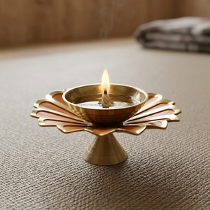 Lámpara de Aceite Compacta de Latón AG Elements para Sala de Meditación, Iluminación Aromática Decorativa, Diseño Floral Diya Hecho a Mano con Pétalos Naranjas - Product Image 1