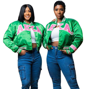 เสื้อแจ็คเก็ตแวนวาร์ตี้ผ้าแคนวาสสำหรับผู้ชาย รุ่นวินเทอร์ครอป ปักลายซาตินด้านหน้าแบบกำหนดเอง สไตล์สหพันธ์นักศึกษา ดีไซน์กรีก คอตั้ง - Product Image 1