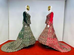 Lehenga de estilo corto de terciopelo con Sendero largo, piedra de Jarkan total y aspecto de boda Mahamantra con detalles pesados - Product Image 2