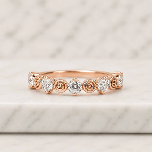 Bague de fiançailles moderne pour femme en or rose avec diamant taille brillant rond, style luxueux et design élégant - Product Image 4