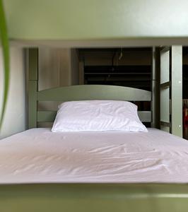 Cama litera minimalista personalizable en verde oliva, muebles de dormitorio de madera personalizados para niños - Product Image 6