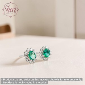 [Sheri Jewels] Pendientes de tuerca clásicos de oro blanco macizo de 18 quilates con forma ovalada y halo de esmeraldas naturales y diamantes para mujer - Regalo - Product Image 3