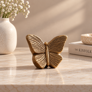 Urne commémorative ailée avec motif papillon sculpté en métal, finition or vieilli, pour cendres funéraires, souvenir commémoratif - Product Image 1