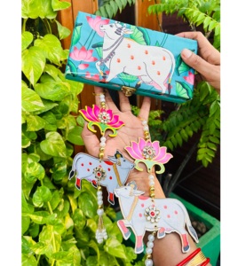 Hermosa Caja de Regalo Hecha a Mano de Estilo Bohemio, de Plata Alemana Ecológica, con Diseño de Vaca Colgante, Decorativa y de Lujo, para Festivales y Bodas - Product Image 1