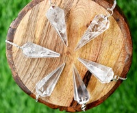 Pendule en cristal de quartz clair naturel poli pour la guérison Reiki, l'équilibrage des chakras, la radiesthésie et le Feng Shui - En vente