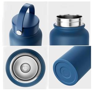 Botella de acero de doble capa ecológica para exteriores, termo para aventuras con taza incorporada con agarre de silicona. - Product Image 4