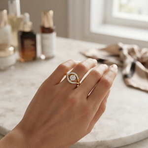 Anillo de diamantes plateado romántico estilo East West con diseño de tallo dividido y pavé para mujer, ideal como regalo y para fiestas. - Product Image 3