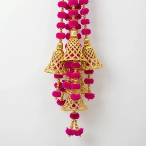Décoration murale traditionnelle perlée avec clochettes dorées aux couleurs rose, jaune, orange et vert pour la décoration intérieure de Diwali - Product Image 6