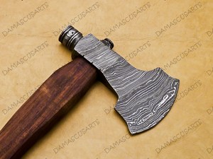 Tête de hache plate artisanale de qualité industrielle en acier Damas, type tomahawk tactique, avec manche en bois de rose, 1,5 kg, garantie 3 ans - Product Image 3